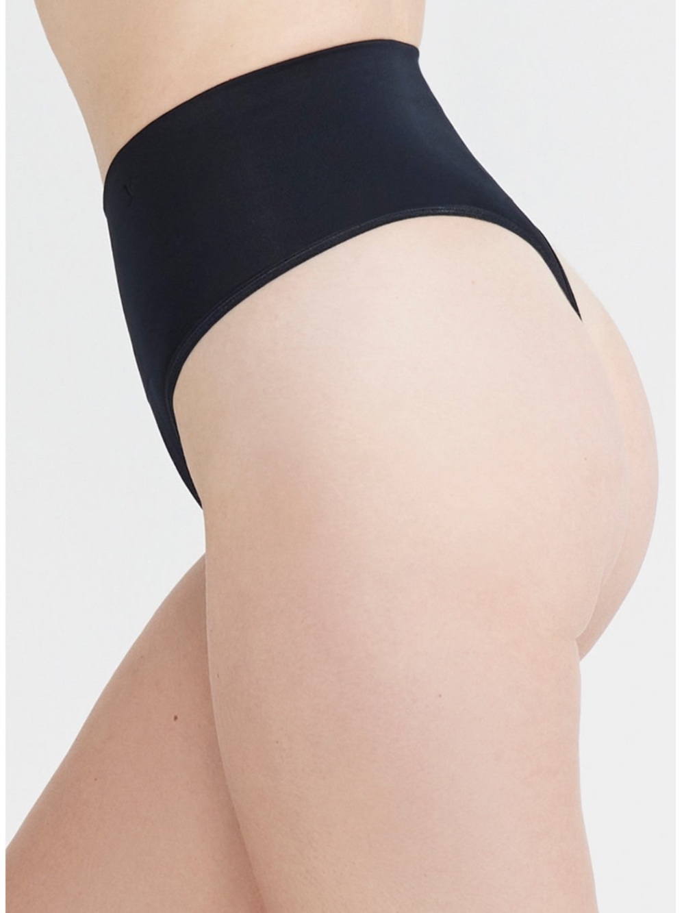 Yummie Ultralight Shapewear Thong size S/M
